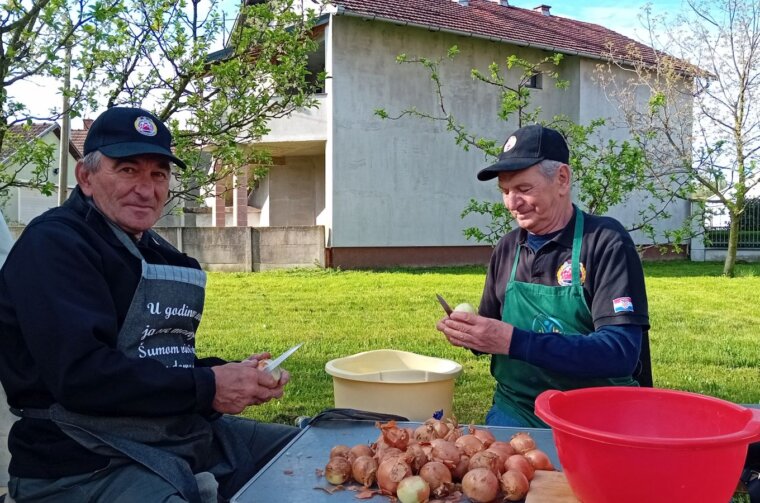 NEDELIŠĆE Branko Ribarić i Antun Karlović Mi smo specijalisti za rezanje luka (1)