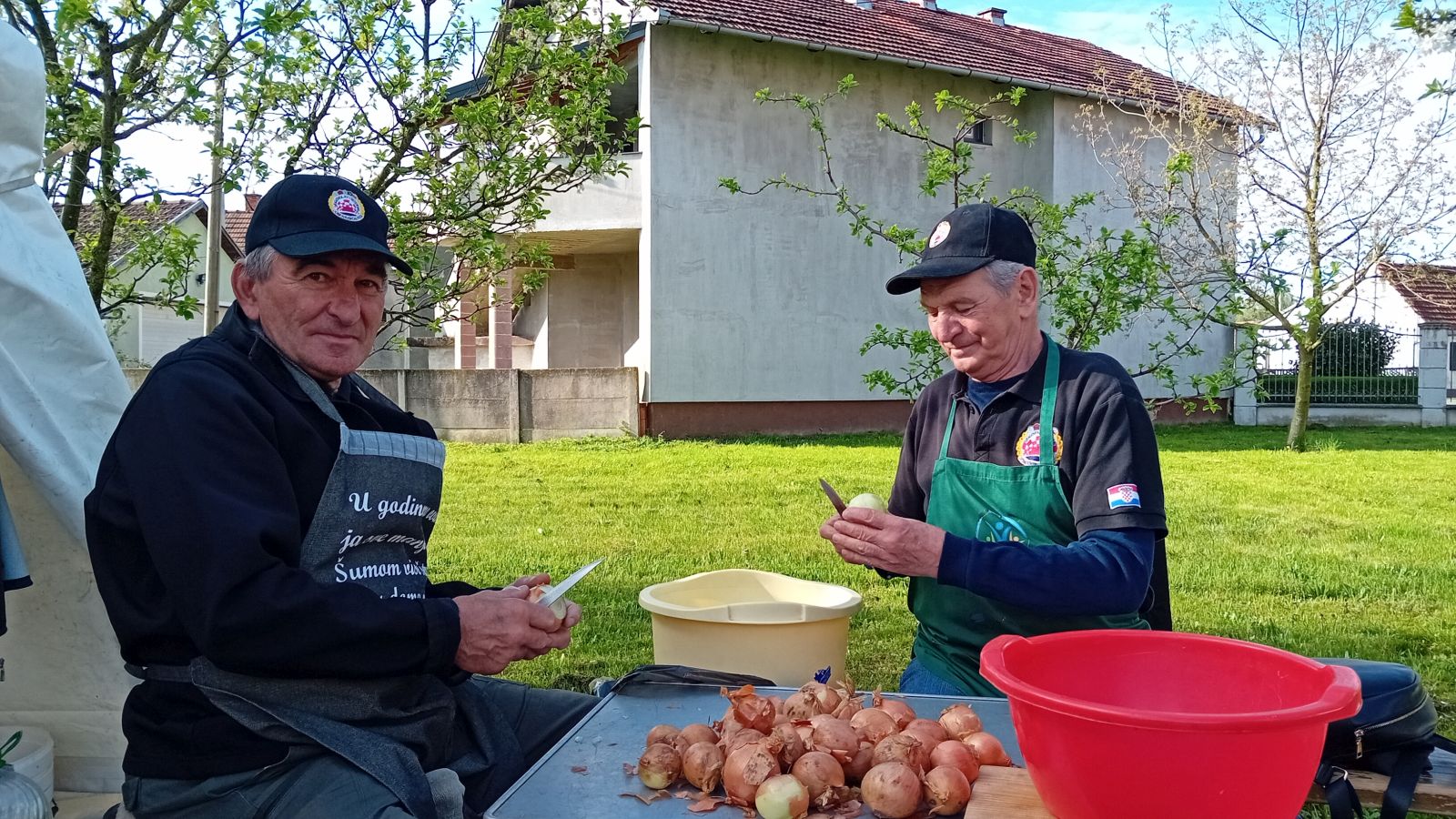 NEDELIŠĆE Branko Ribarić i Antun Karlović Mi smo specijalisti za rezanje luka (1)