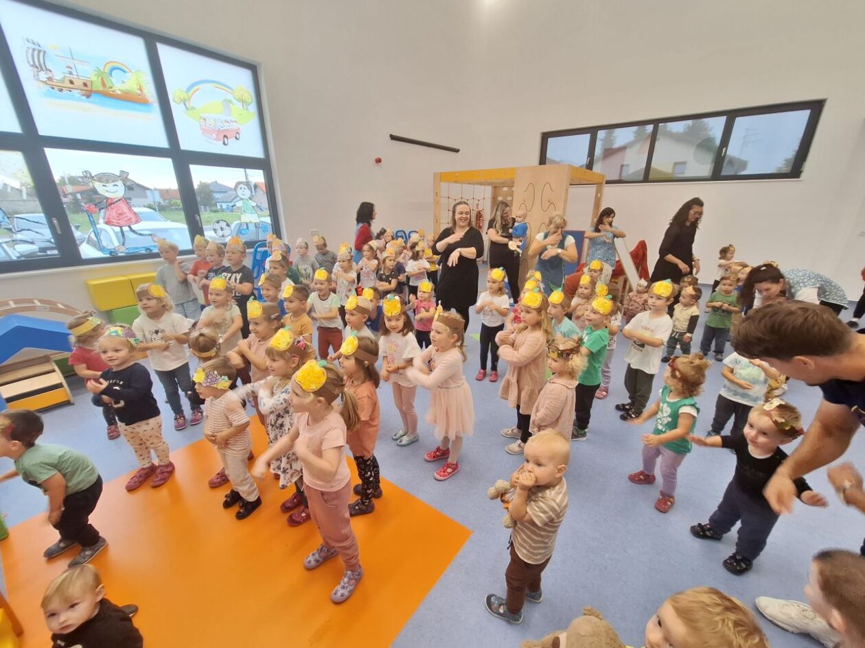 NEDELIŠĆE Jesen stigla u vrtić Zvončić i Lastavicu – djeca uživala u predstavi i igri (1)