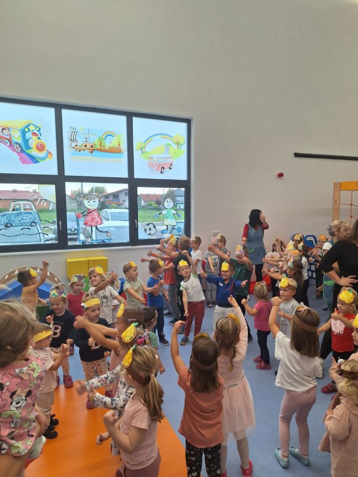 NEDELIŠĆE Jesen stigla u vrtić Zvončić i Lastavicu – djeca uživala u predstavi i igri (4)