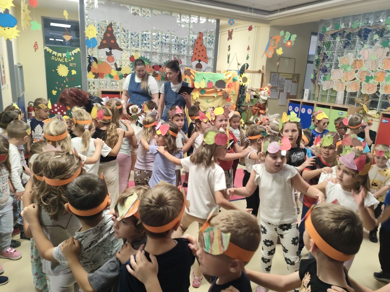 NEDELIŠĆE Jesen stigla u vrtić Zvončić i Lastavicu – djeca uživala u predstavi i igri (5)