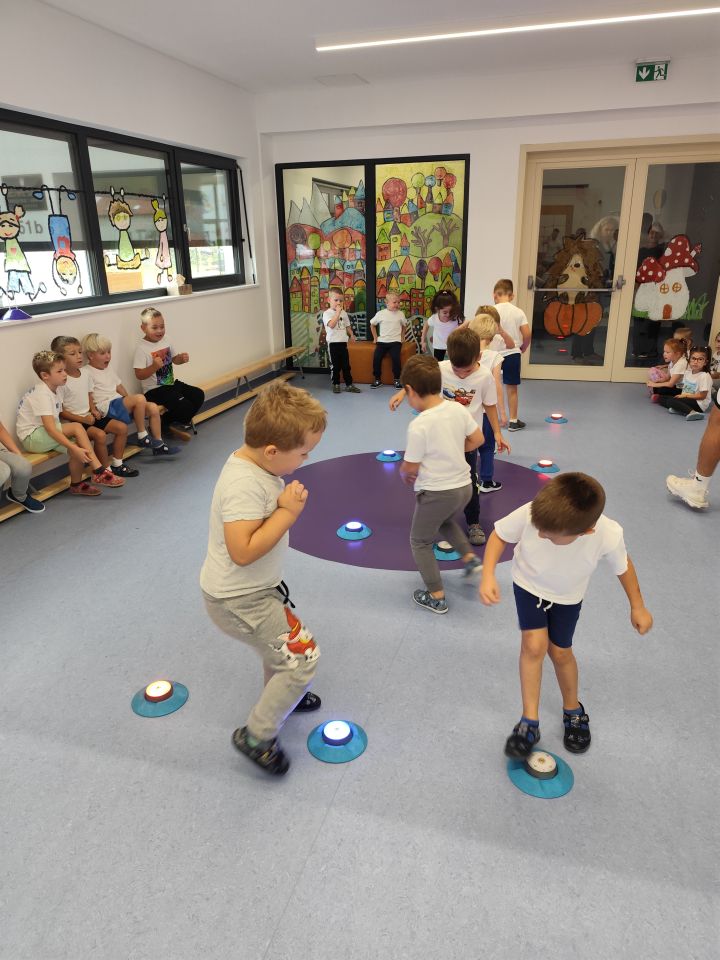 NEDELIŠĆE Olimpijski dan u Zvončiću Mališani u bijelim majicama slavili sport i igru (4)