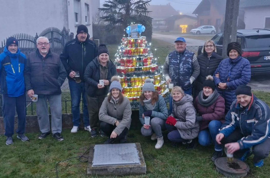 NEDELIŠĆE Vesela ekipa iz ulice Ivana Gundulića napravila božićni bor od limenki (1)