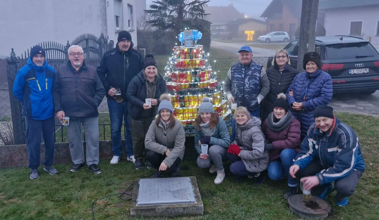 NEDELIŠĆE Vesela ekipa iz ulice Ivana Gundulića napravila božićni bor od limenki (1)