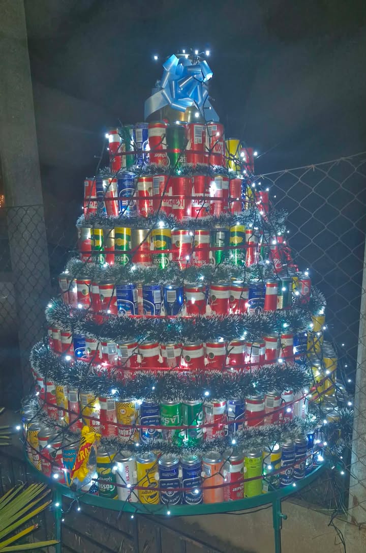 NEDELIŠĆE Vesela ekipa iz ulice Ivana Gundulića napravila božićni bor od limenki (2)