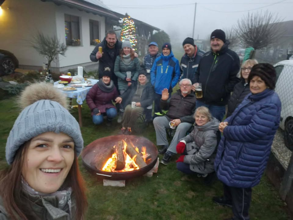 NEDELIŠĆE Vesela ekipa iz ulice Ivana Gundulića napravila božićni bor od limenki (3)