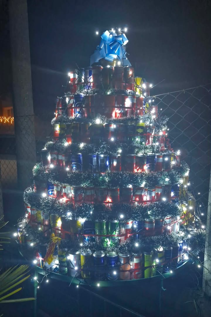 NEDELIŠĆE Vesela ekipa iz ulice Ivana Gundulića napravila božićni bor od limenki (4)