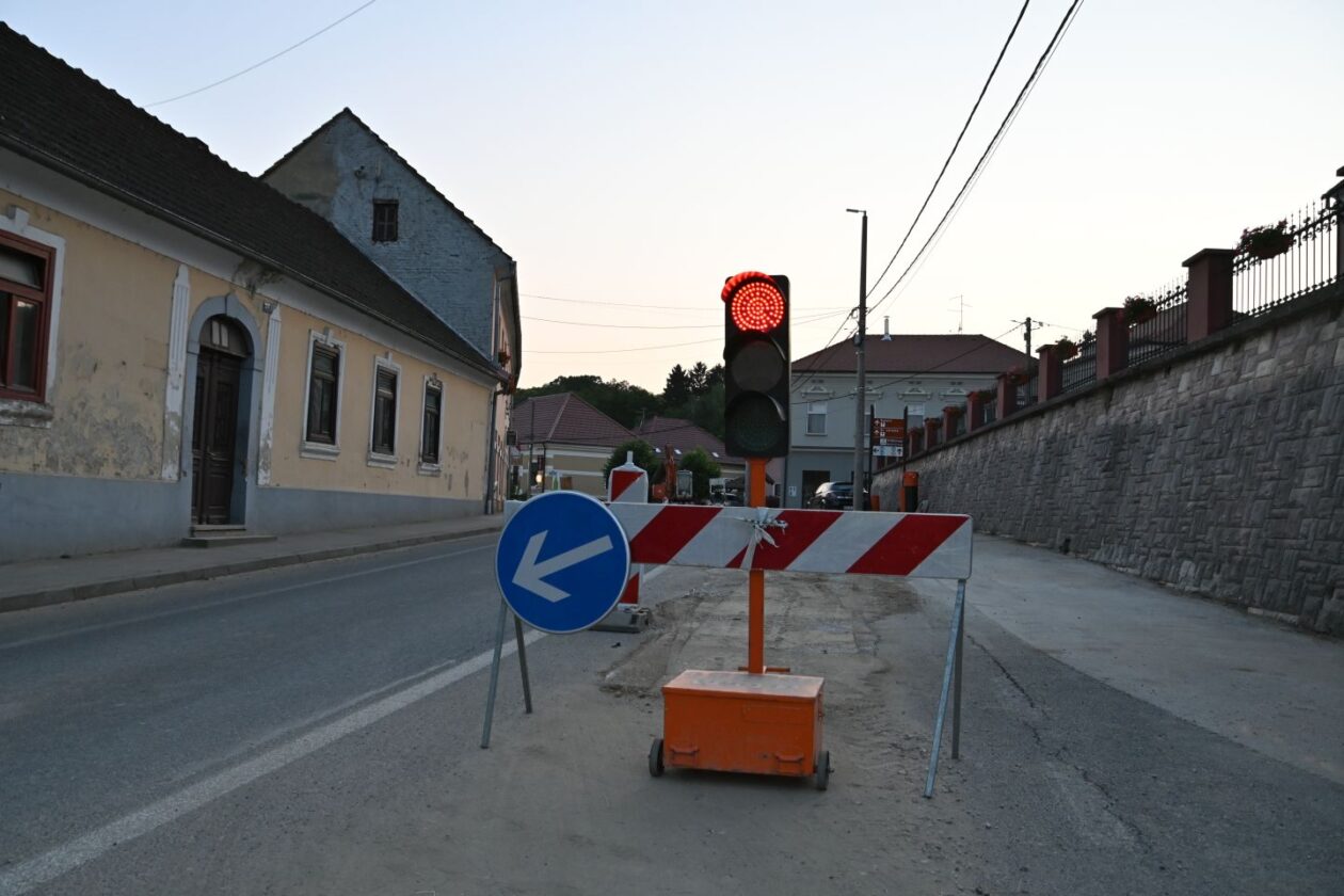 NEOBIČNA INTERVENCIJA U Štrigovi vadili ukradeni semafor iz – zdenca! (2) NEOBIČNA INTERVENCIJA U Štrigovi vadili ukradeni semafor iz – zdenca! (2)