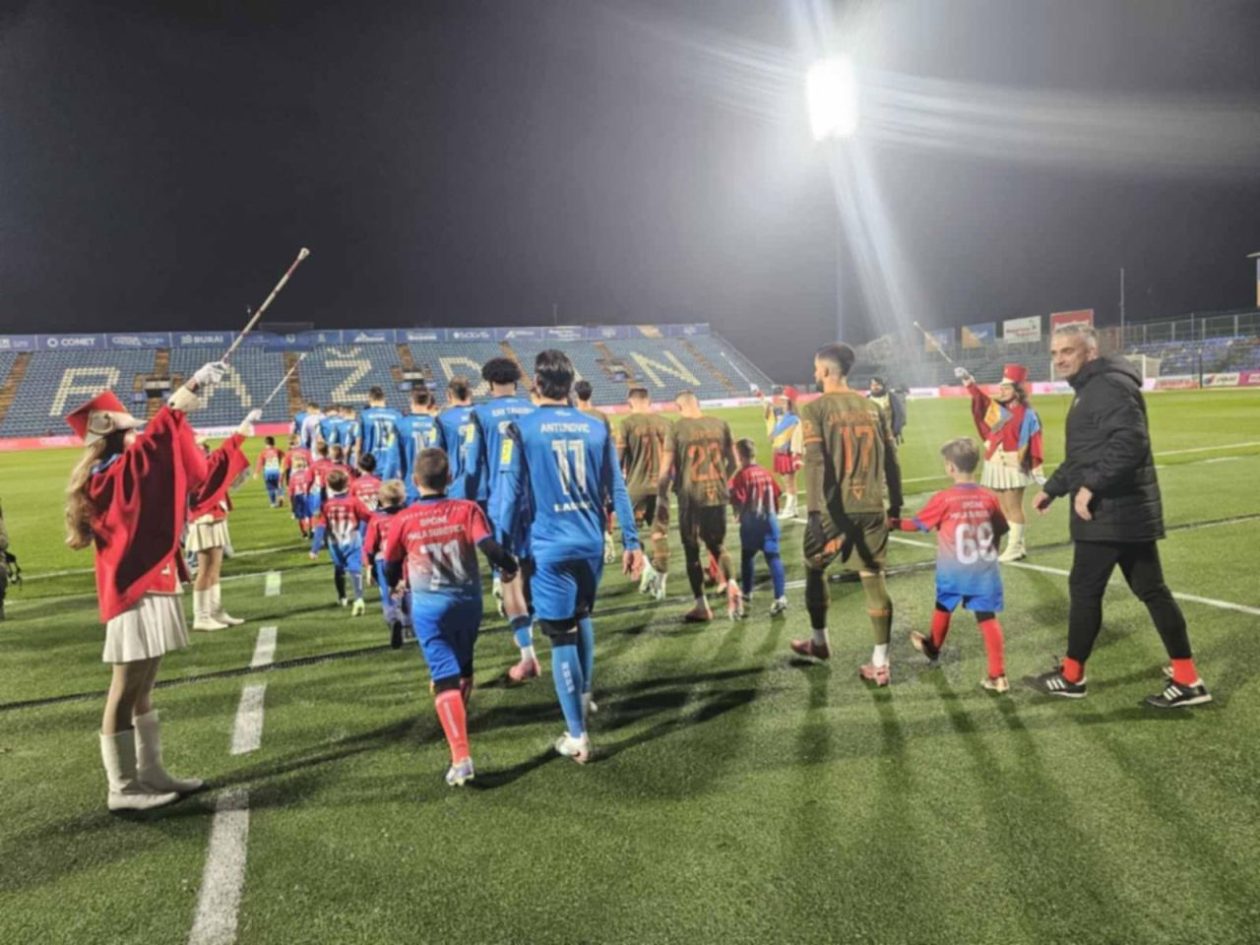 NEZABORAVAN DAN Djeca iz Škole nogometa Općine Mala Subotica na terenu Kupa (1)