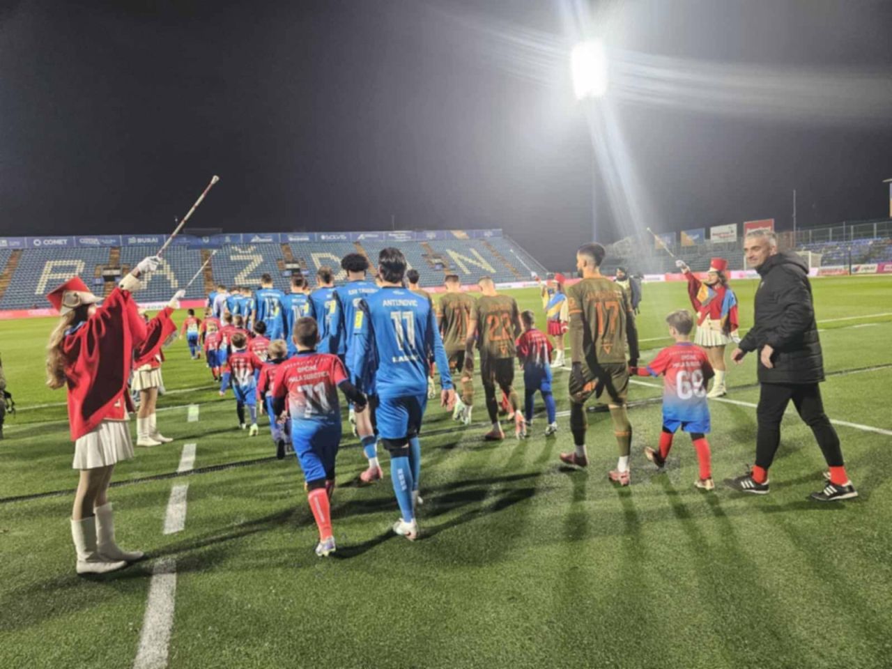 NEZABORAVAN DAN Djeca iz Škole nogometa Općine Mala Subotica na terenu Kupa (1)