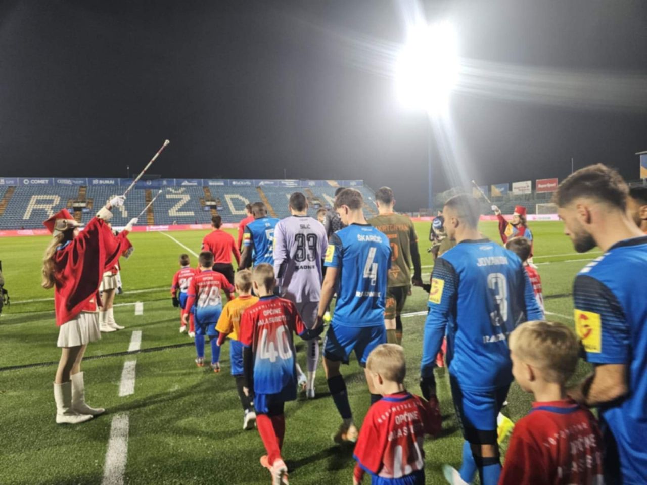 NEZABORAVAN DAN Djeca iz Škole nogometa Općine Mala Subotica na terenu Kupa (2)