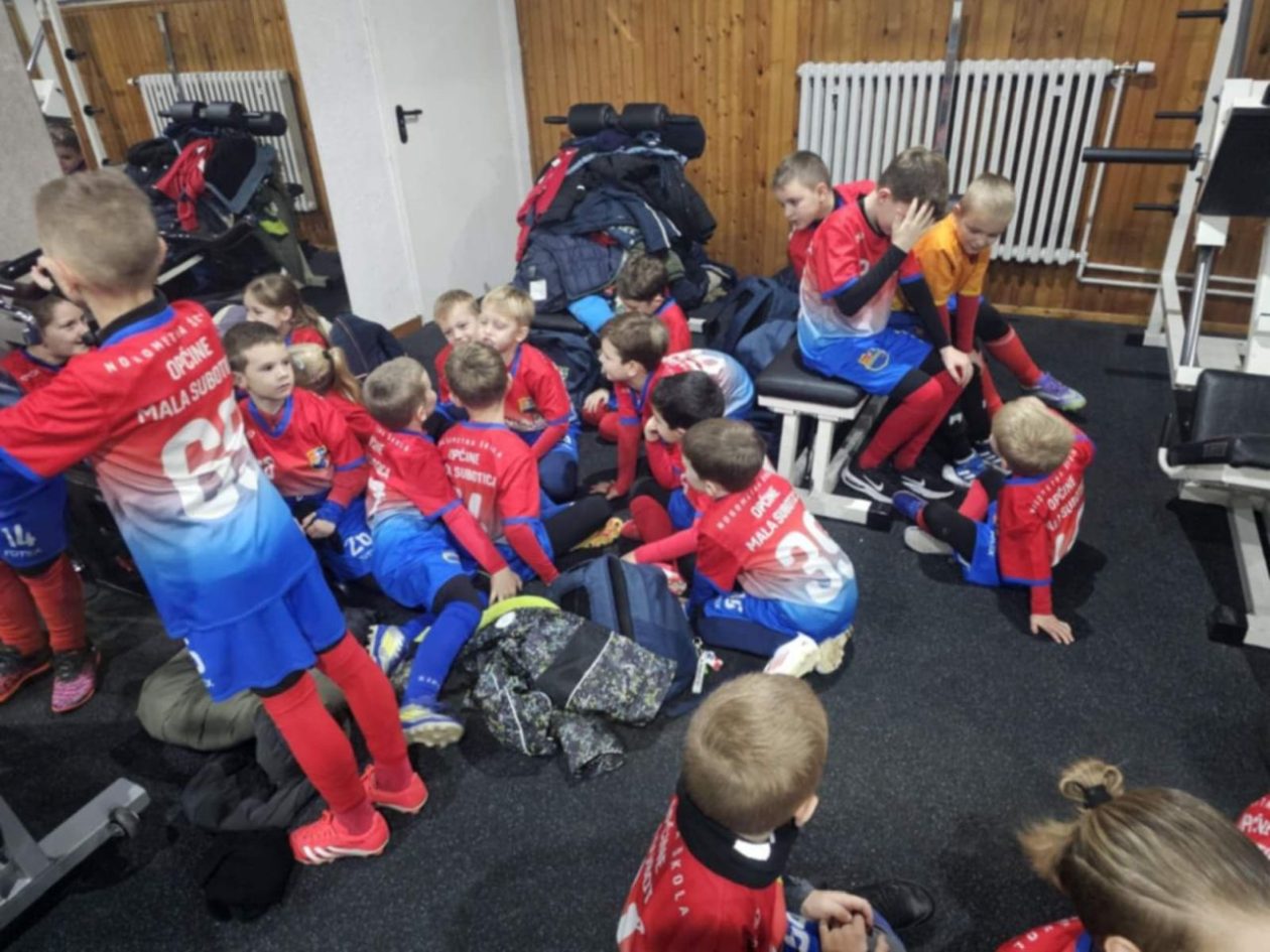 NEZABORAVAN DAN Djeca iz Škole nogometa Općine Mala Subotica na terenu Kupa (8)