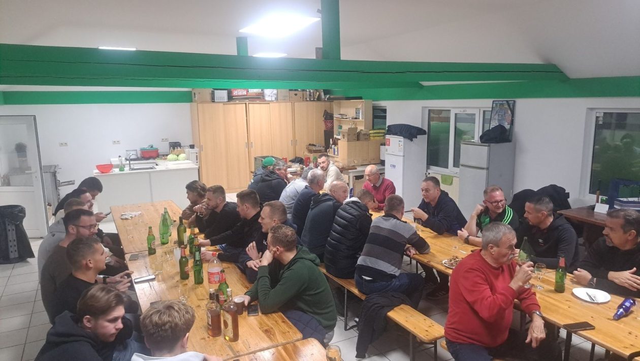 NK BRATSTVO Jurovec emotivno ispratio svog dugogodišnjeg igrača i direktora Radikovića (1) NK BRATSTVO Jurovec emotivno ispratio svog dugogodišnjeg igrača i direktora Radikovića (1)