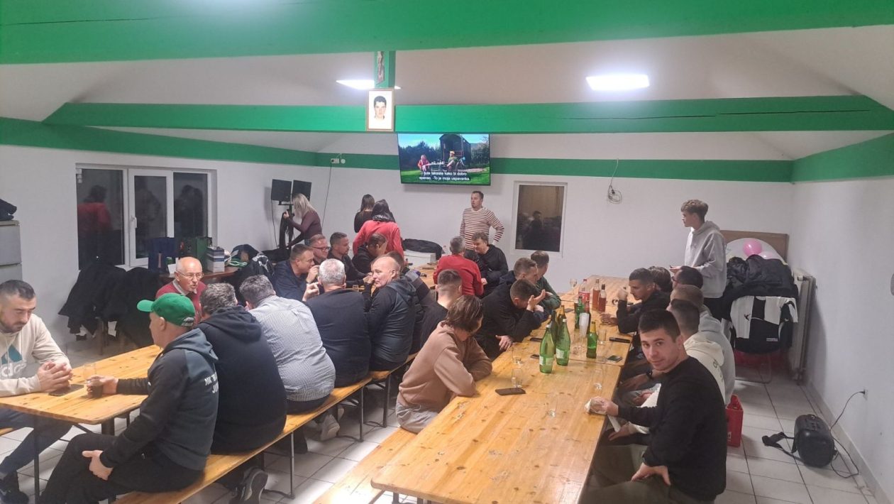 NK BRATSTVO Jurovec emotivno ispratio svog dugogodišnjeg igrača i direktora Radikovića (2) NK BRATSTVO Jurovec emotivno ispratio svog dugogodišnjeg igrača i direktora Radikovića (2)