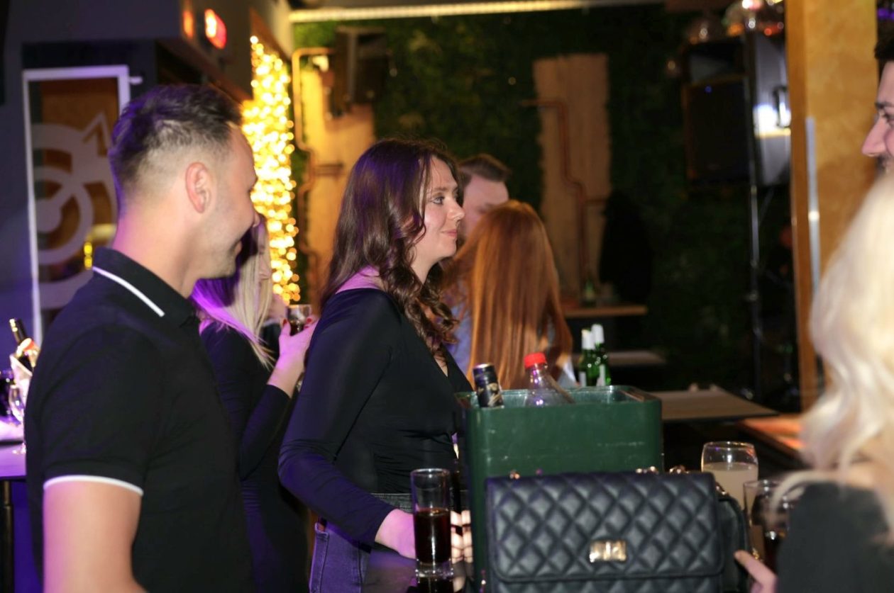 NOĆ PUNA HITOVA Privatt band držao ritam do kasno u noć (10)