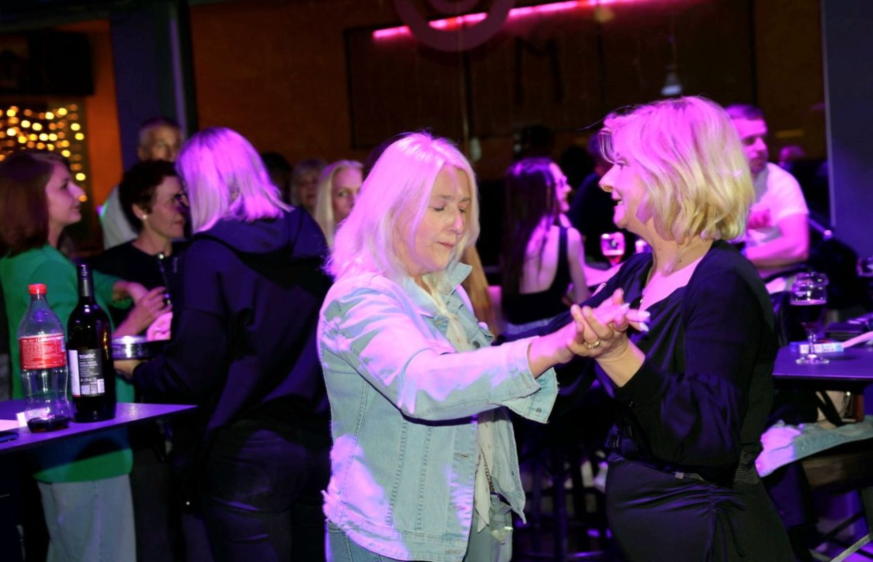 NOĆ PUNA HITOVA Privatt band držao ritam do kasno u noć (11)