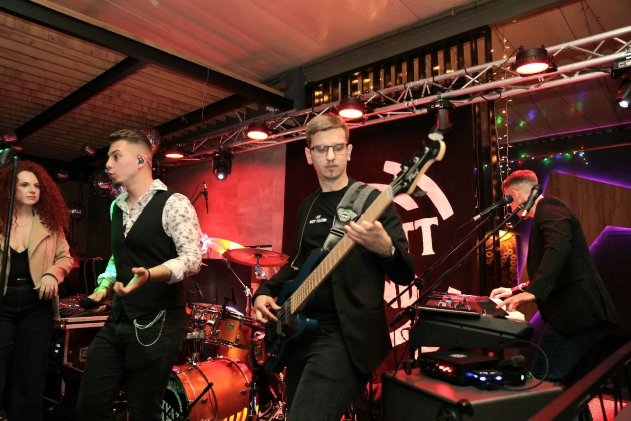 NOĆ PUNA HITOVA Privatt band držao ritam do kasno u noć (14)