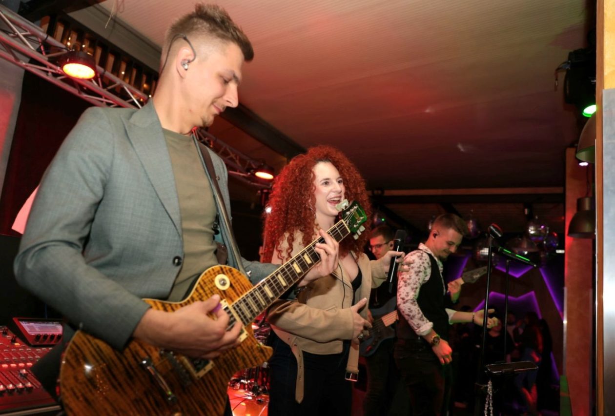 NOĆ PUNA HITOVA Privatt band držao ritam do kasno u noć (19)