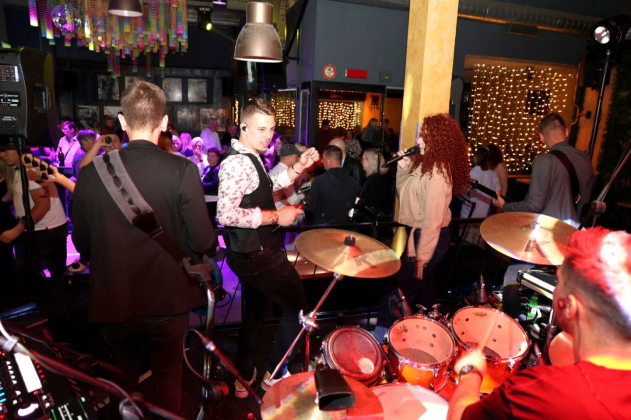 NOĆ PUNA HITOVA Privatt band držao ritam do kasno u noć (23)