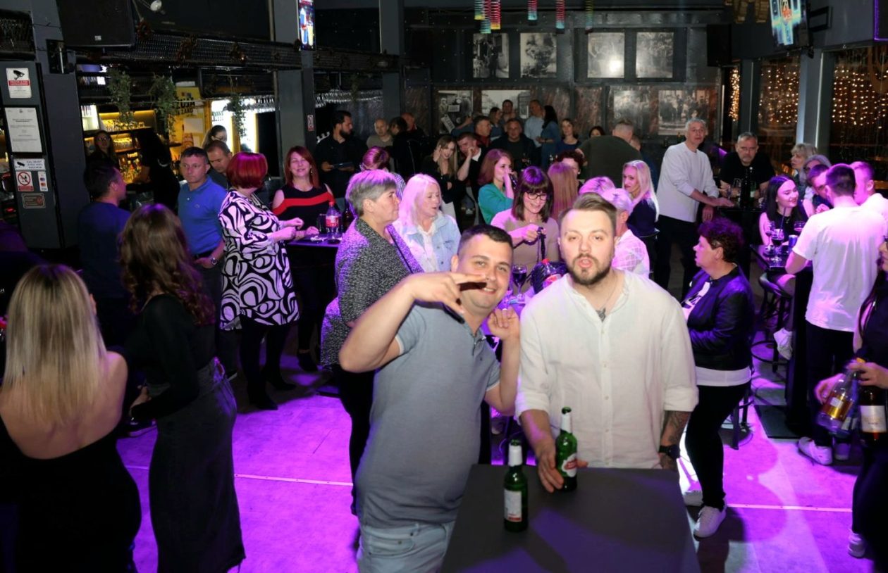 NOĆ PUNA HITOVA Privatt band držao ritam do kasno u noć (24)