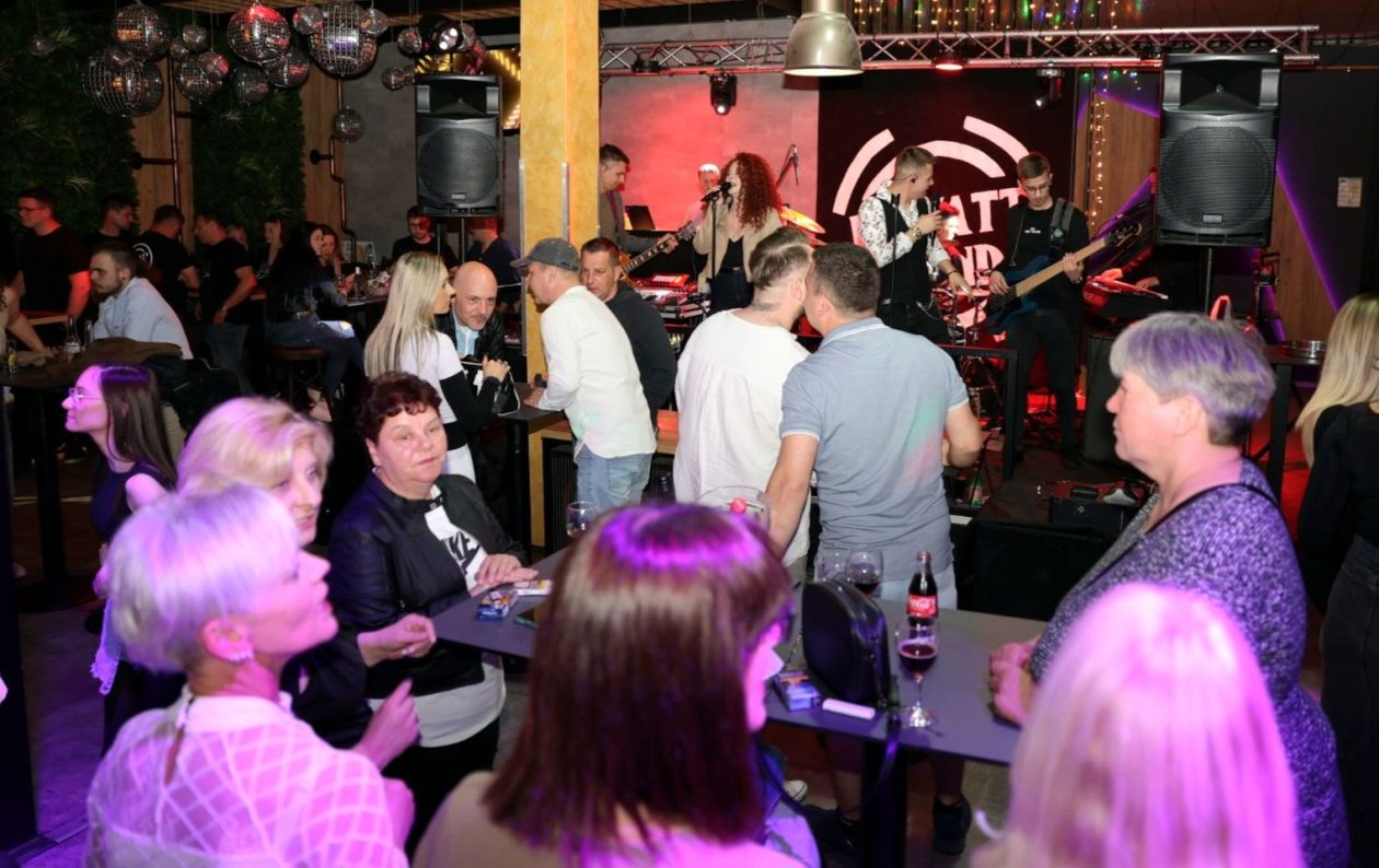 NOĆ PUNA HITOVA Privatt band držao ritam do kasno u noć (29)