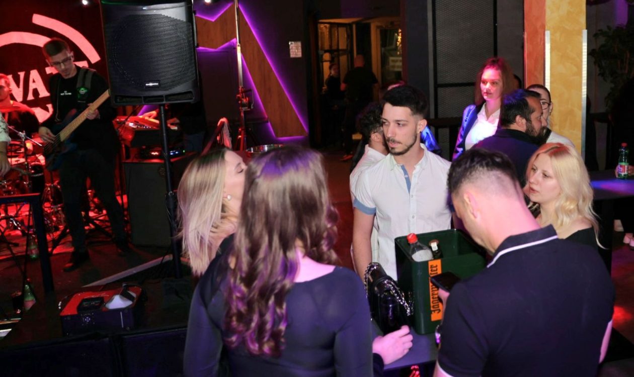 NOĆ PUNA HITOVA Privatt band držao ritam do kasno u noć (30)