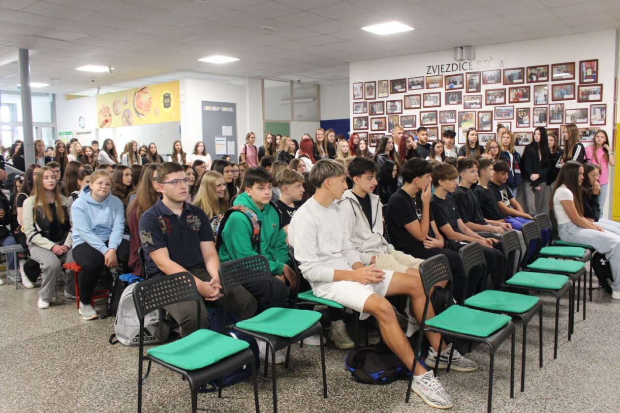 NOVI POČETAK Ekonomska i trgovačka škola Čakovec svečano dočekala prve razrede (1) NOVI POČETAK Ekonomska i trgovačka škola Čakovec svečano dočekala prve razrede (1)