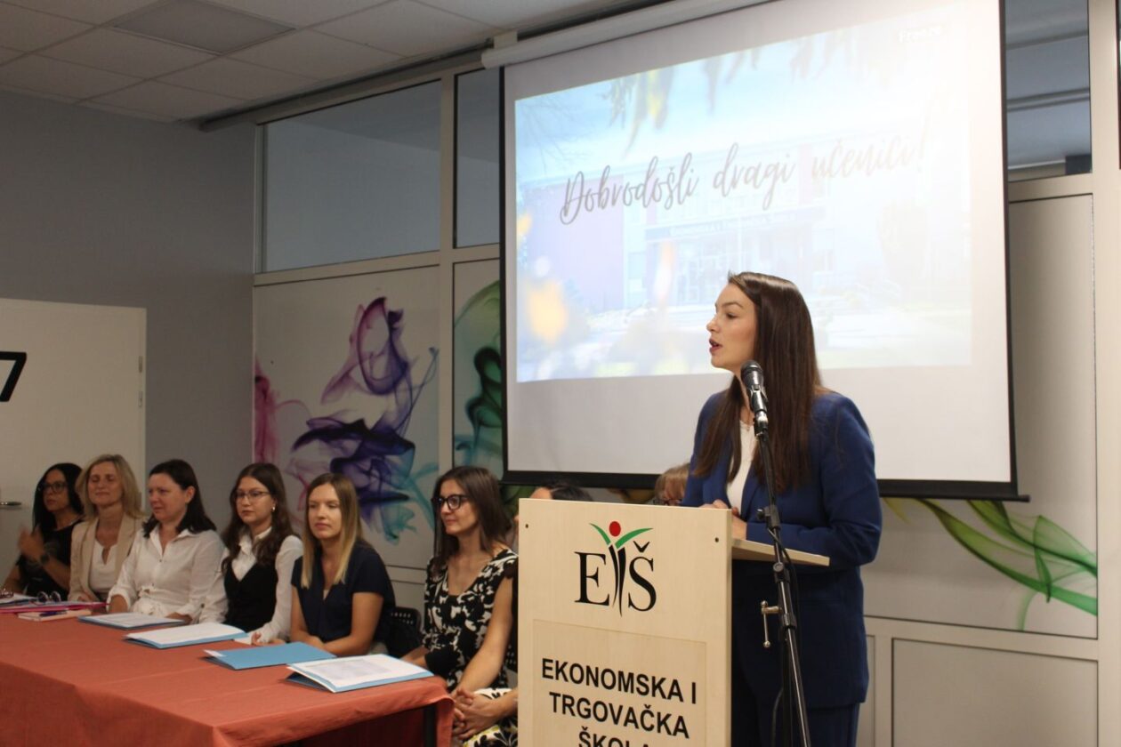 NOVI POČETAK Ekonomska i trgovačka škola Čakovec svečano dočekala prve razrede (17) NOVI POČETAK Ekonomska i trgovačka škola Čakovec svečano dočekala prve razrede (17)