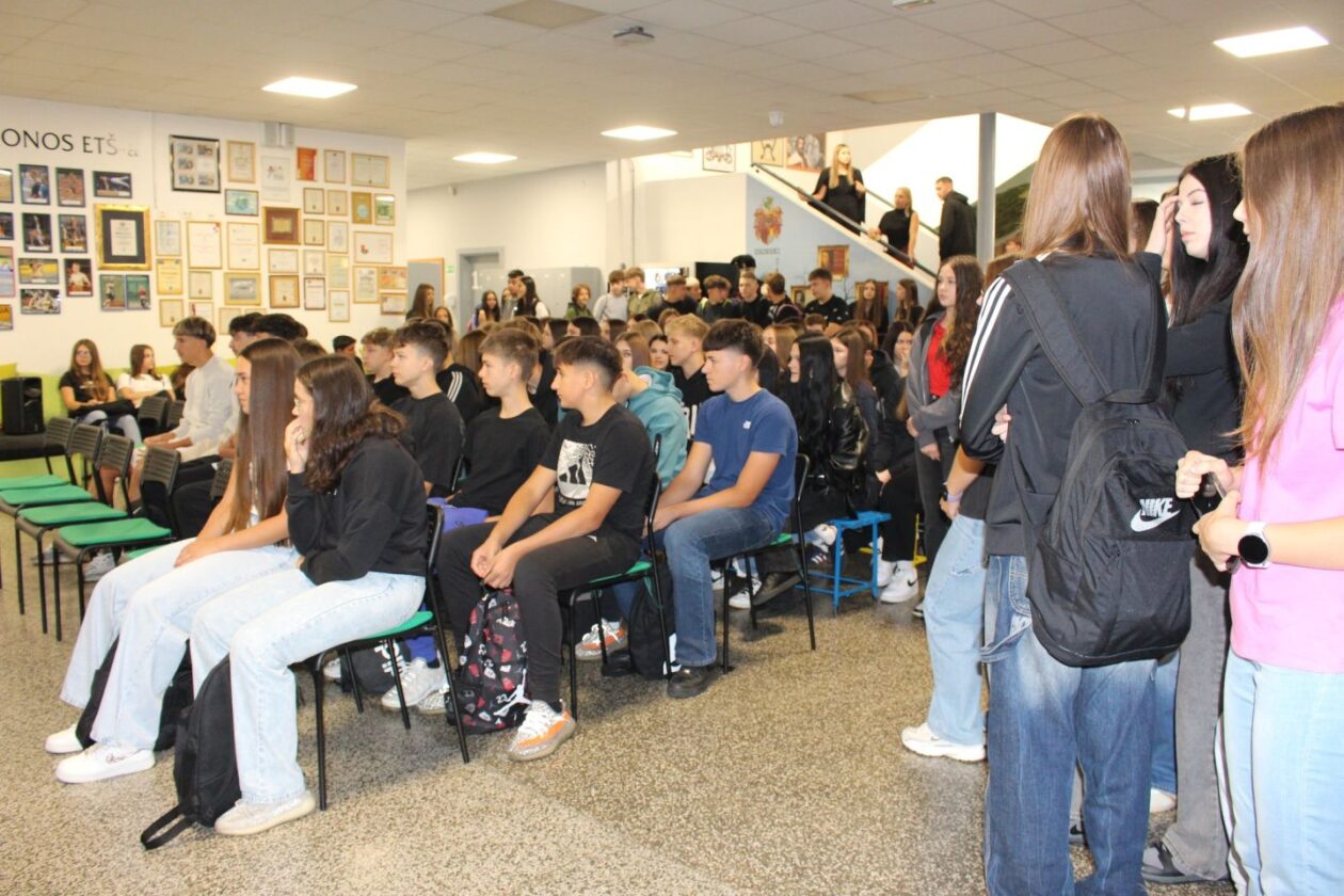 NOVI POČETAK Ekonomska i trgovačka škola Čakovec svečano dočekala prve razrede (18) NOVI POČETAK Ekonomska i trgovačka škola Čakovec svečano dočekala prve razrede (18)