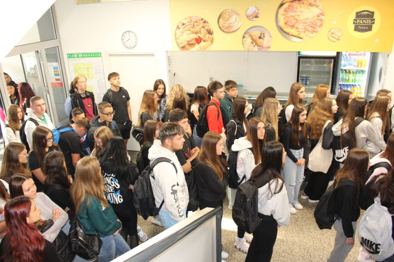 NOVI POČETAK Ekonomska i trgovačka škola Čakovec svečano dočekala prve razrede (2) NOVI POČETAK Ekonomska i trgovačka škola Čakovec svečano dočekala prve razrede (2)