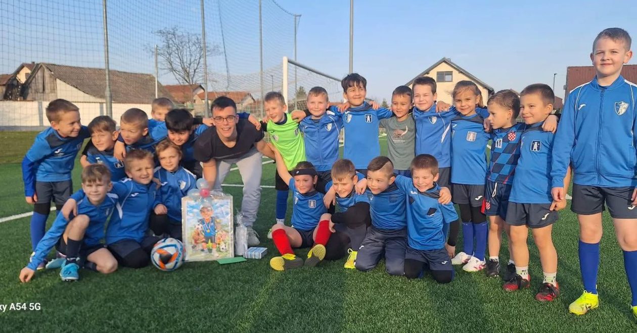 NŠ MLADOST PRELOG Mladi nogometaši iznenadili trenera Noela Bukala za 18. rođendan (10)