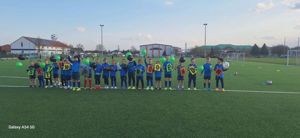 NŠ MLADOST PRELOG Mladi nogometaši iznenadili trenera Noela Bukala za 18. rođendan (3)