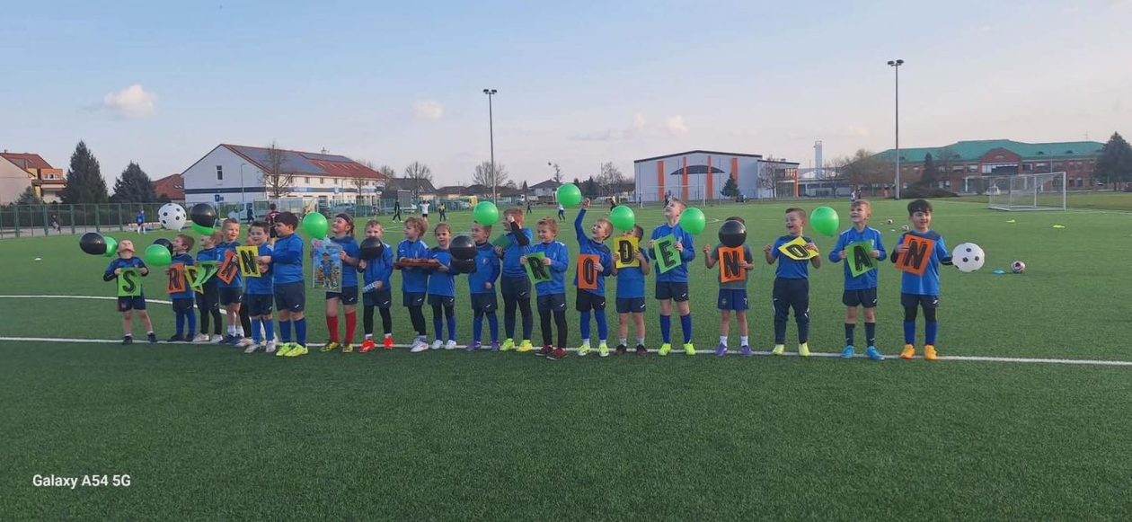 NŠ MLADOST PRELOG Mladi nogometaši iznenadili trenera Noela Bukala za 18. rođendan (5)