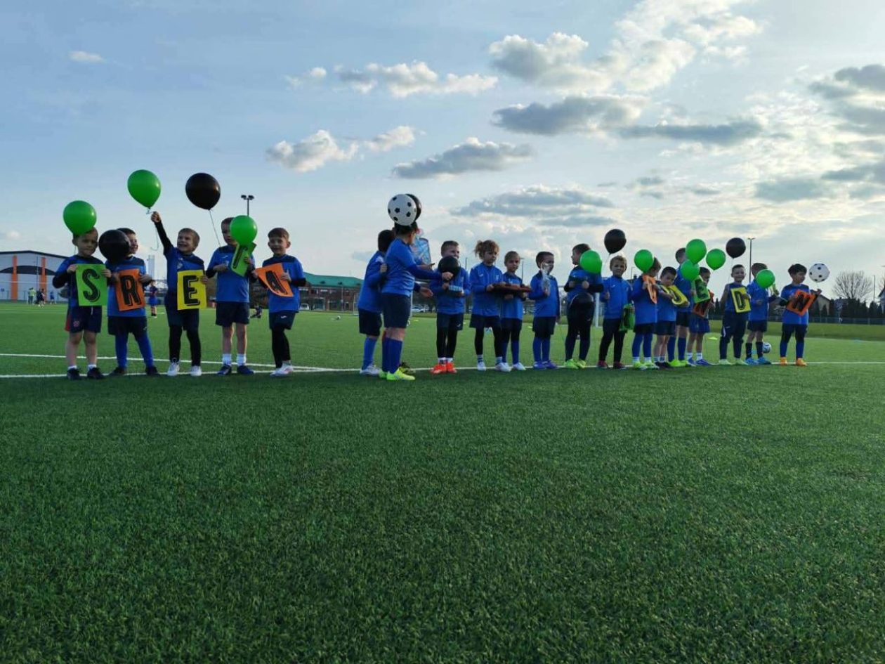 NŠ MLADOST PRELOG Mladi nogometaši iznenadili trenera Noela Bukala za 18. rođendan (6)