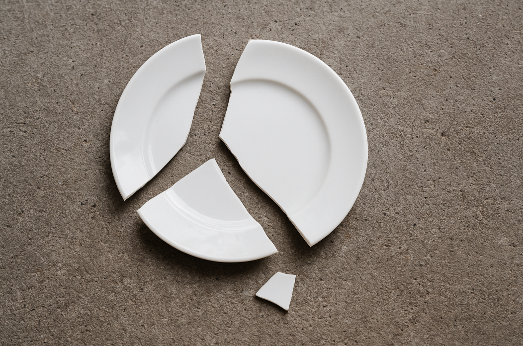 Naslovna AI ilustracija razbijeni tanjur tanjurić Naslovna AI ilustracija razbijeni tanjur tanjurić