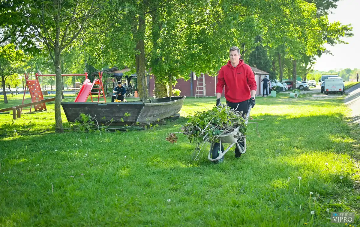 Nautički klub Labud – čišćenje okoliša (11) Nautički klub Labud – čišćenje okoliša (11)