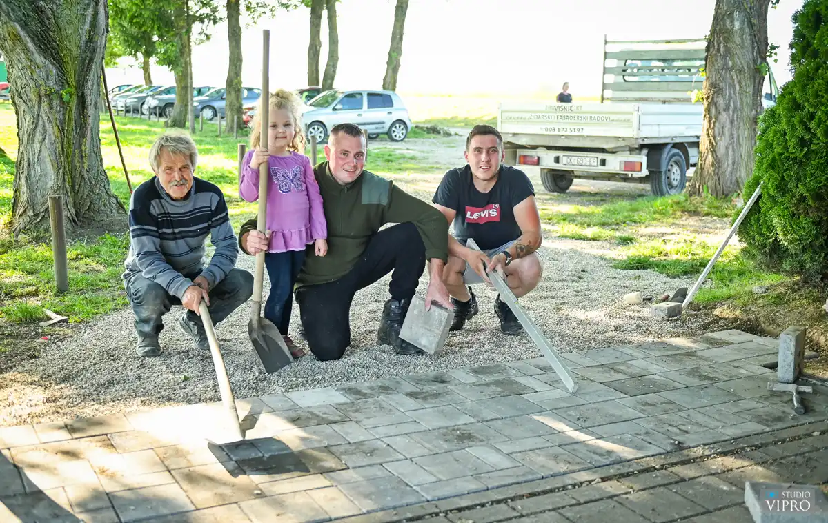Nautički klub Labud – čišćenje okoliša (12) Nautički klub Labud – čišćenje okoliša (12)