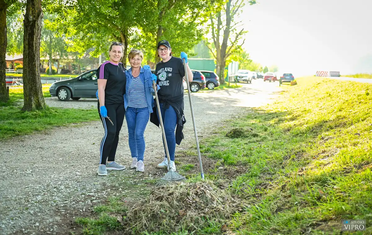 Nautički klub Labud – čišćenje okoliša (13) Nautički klub Labud – čišćenje okoliša (13)