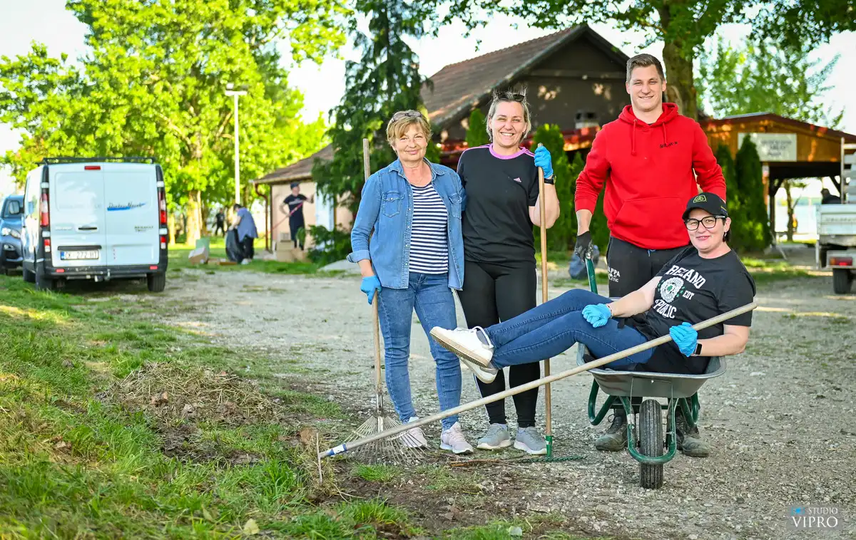 Nautički klub Labud – čišćenje okoliša (14) Nautički klub Labud – čišćenje okoliša (14)