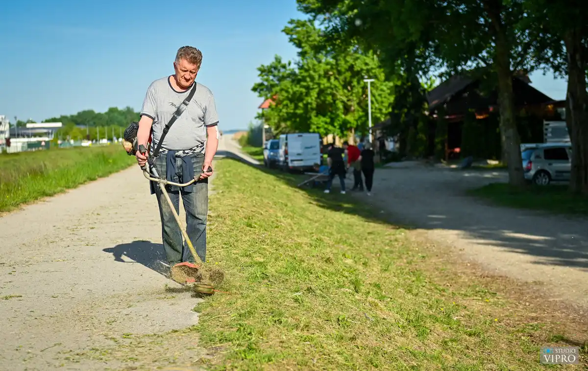 Nautički klub Labud – čišćenje okoliša (15) Nautički klub Labud – čišćenje okoliša (15)