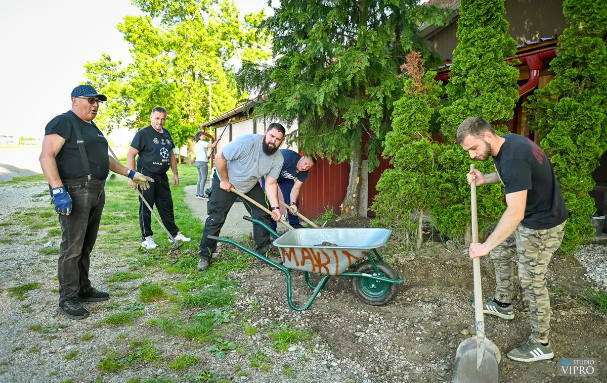 Nautički klub Labud – čišćenje okoliša (16) Nautički klub Labud – čišćenje okoliša (16)