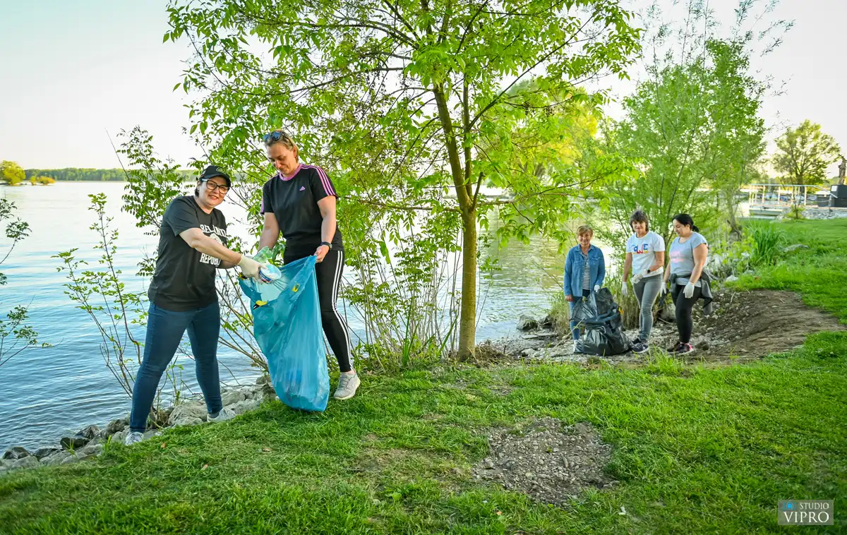 Nautički klub Labud – čišćenje okoliša (22) Nautički klub Labud – čišćenje okoliša (22)