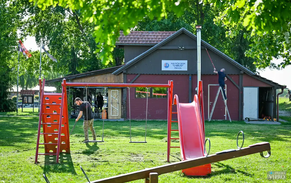 Nautički klub Labud – čišćenje okoliša (9) Nautički klub Labud – čišćenje okoliša (9)