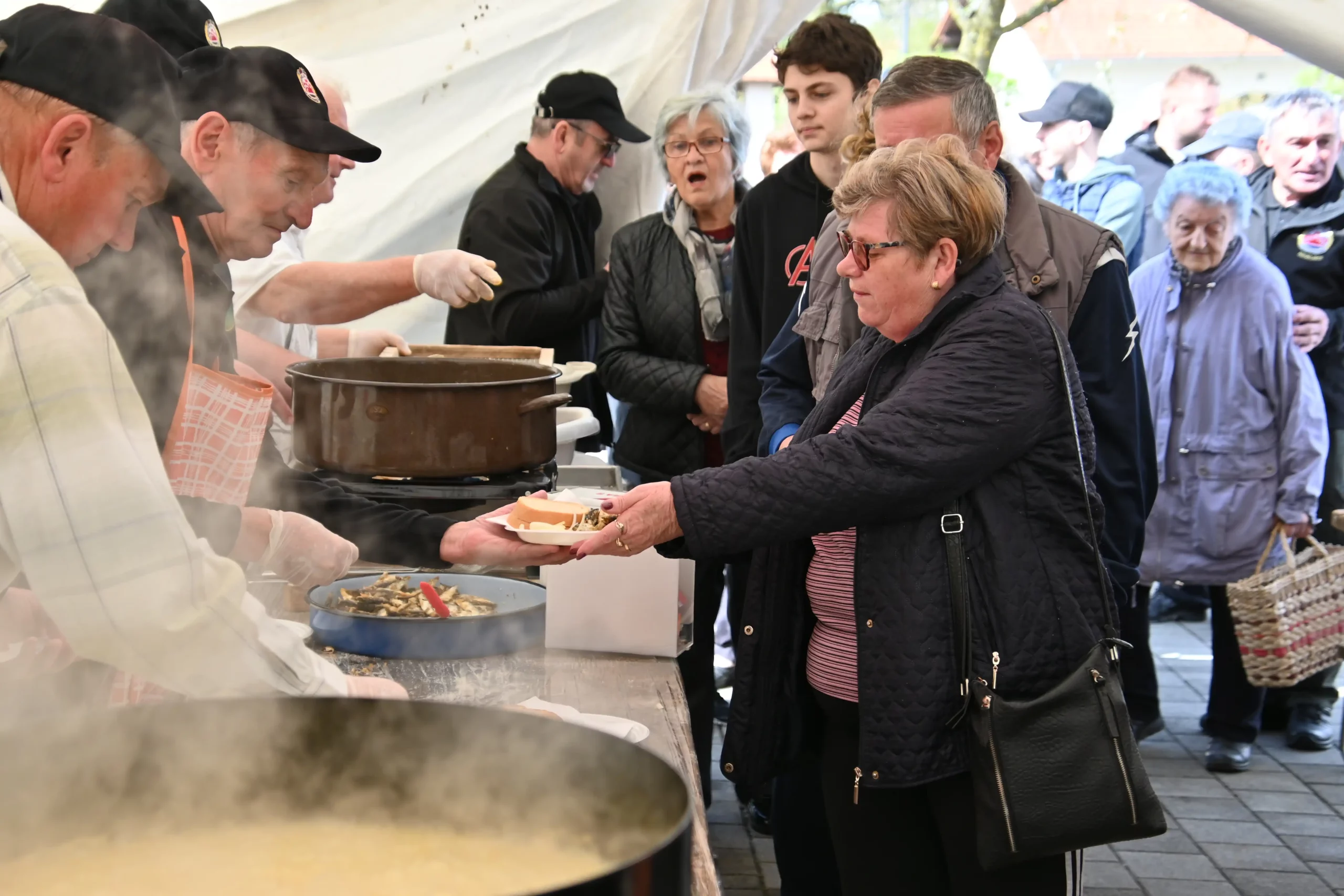 Nedelišće dijeljenje srdela (7) Nedelišće dijeljenje srdela (7)
