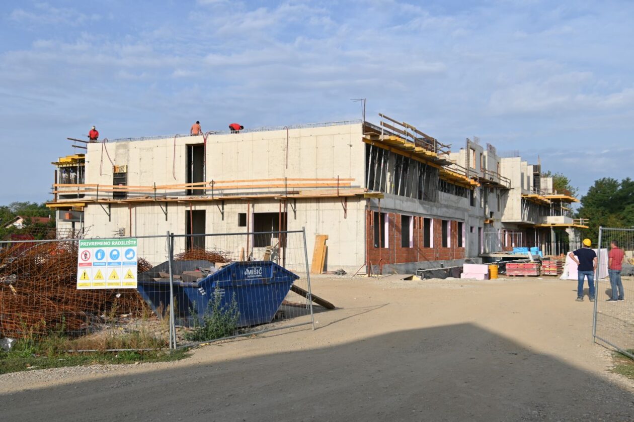 Nedelišće, gradilište, centar za starije, dom kulture, igralište. (4)