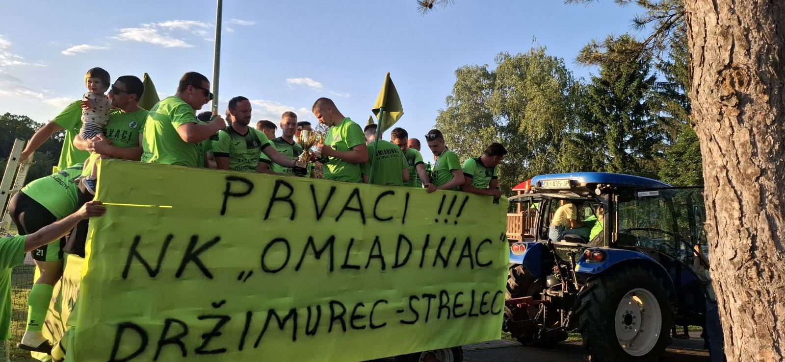 Nogometaši Omladinca spektakularno proslavili naslov prvaka 3. ML Skupina A (1) Nogometaši Omladinca spektakularno proslavili naslov prvaka 3. ML Skupina A (1)