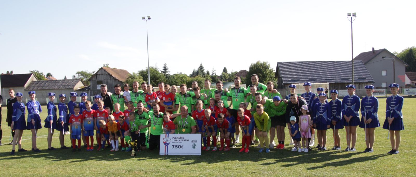 Nogometaši Omladinca spektakularno proslavili naslov prvaka 3. ML Skupina A (11) Nogometaši Omladinca spektakularno proslavili naslov prvaka 3. ML Skupina A (11)
