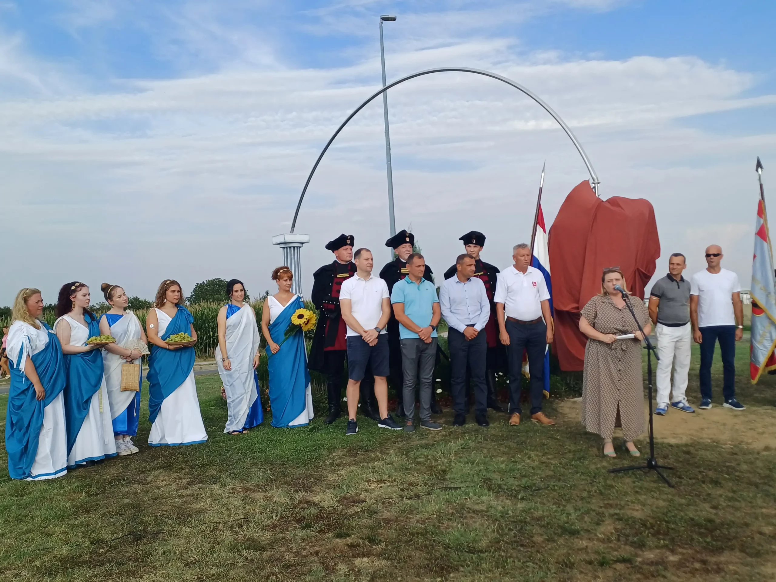 Nova skulptura grozd u Svetom Martinu na Muri (3) Nova skulptura grozd u Svetom Martinu na Muri (3)