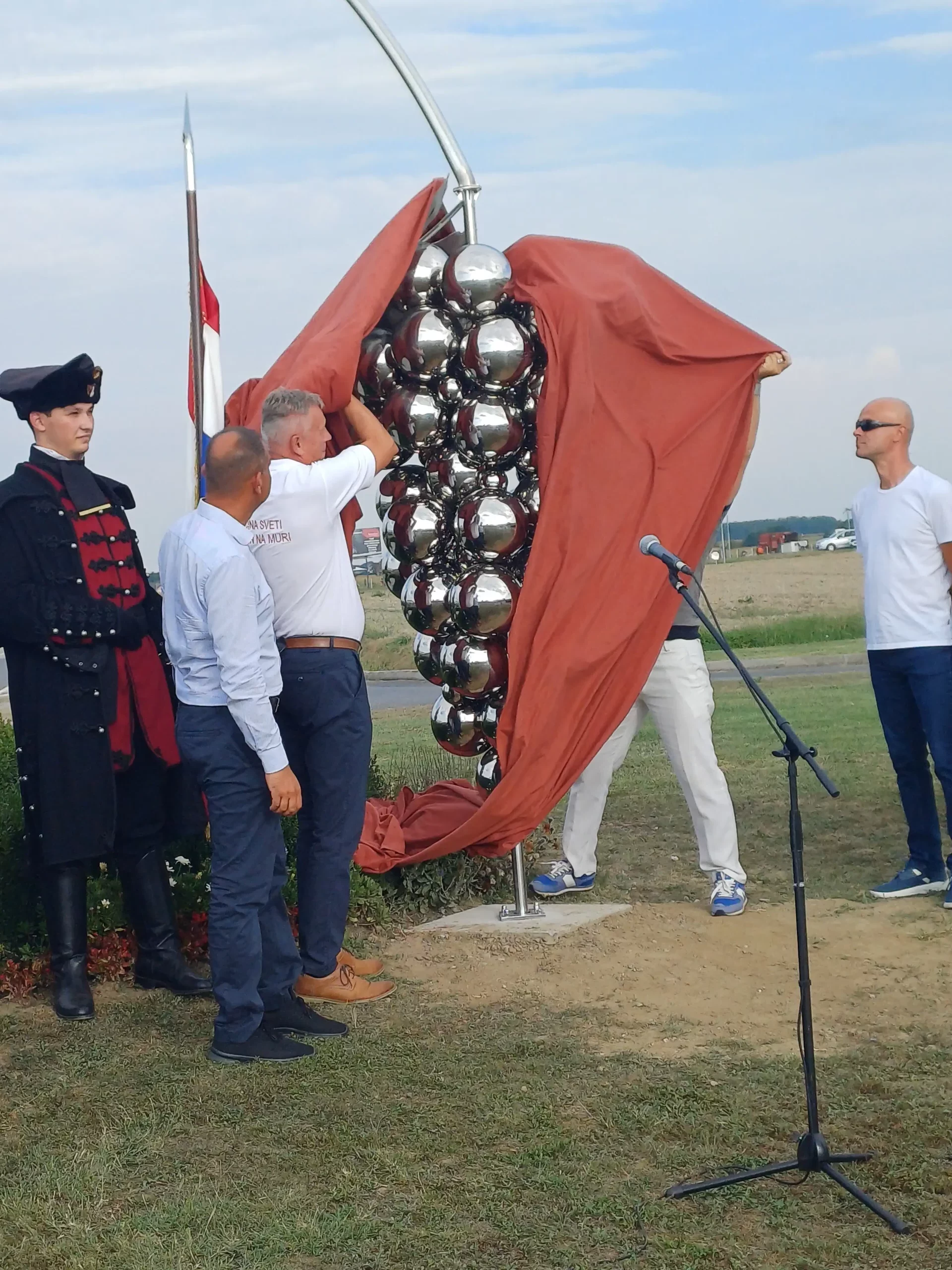 Nova skulptura grozd u Svetom Martinu na Muri (4) Nova skulptura grozd u Svetom Martinu na Muri (4)