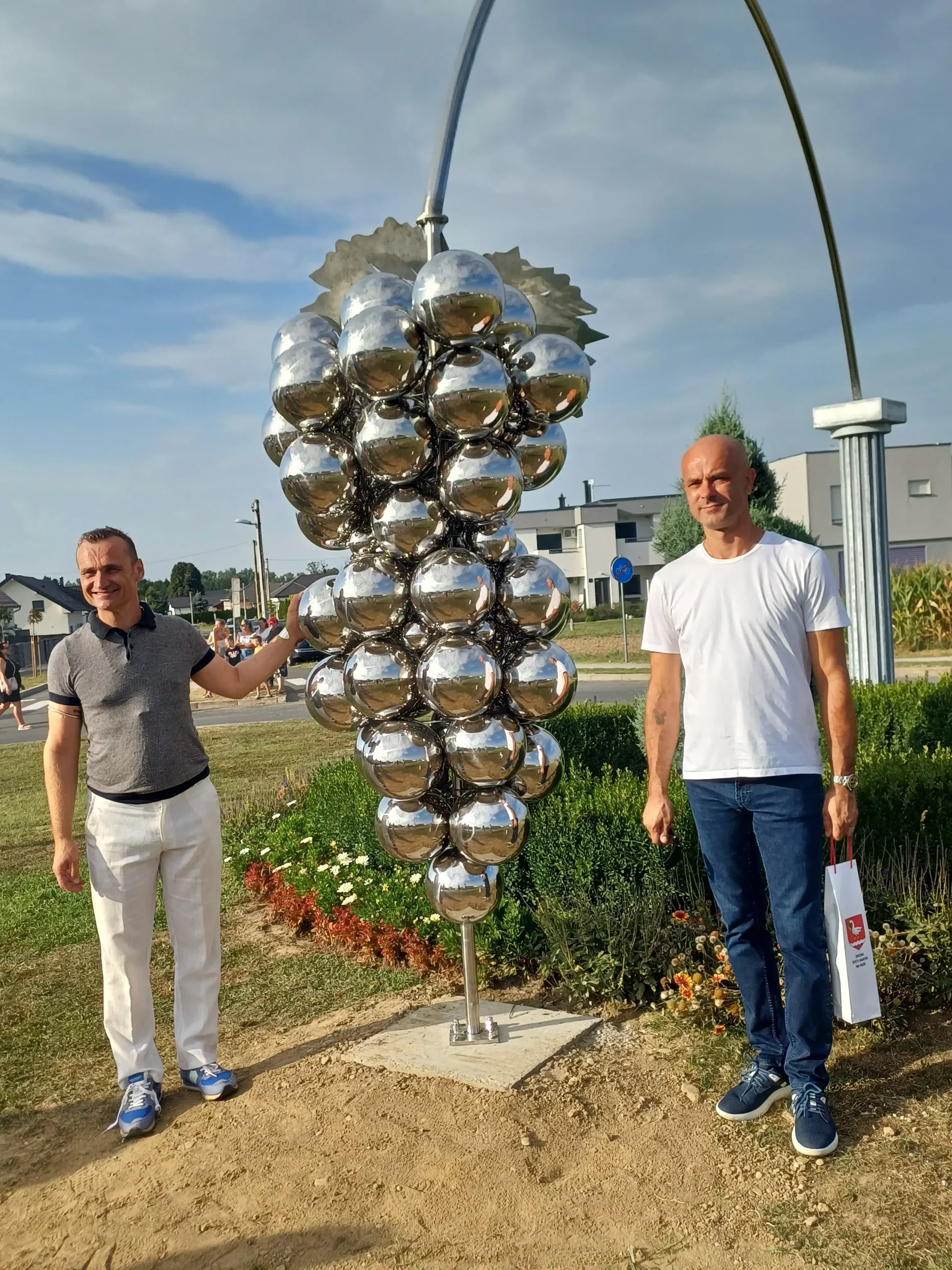 Nova skulptura grozd u Svetom Martinu na Muri (6) Nova skulptura grozd u Svetom Martinu na Muri (6)